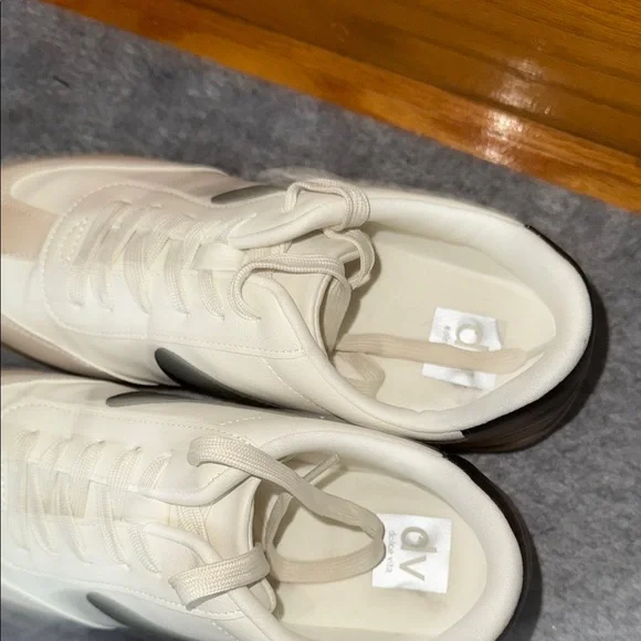 Dolce Vita Cream and Black Sneakers - Picture 8 of 8